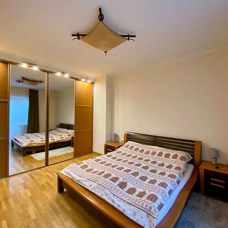 Family Apartment Near The University Chernivtsi Exterior foto