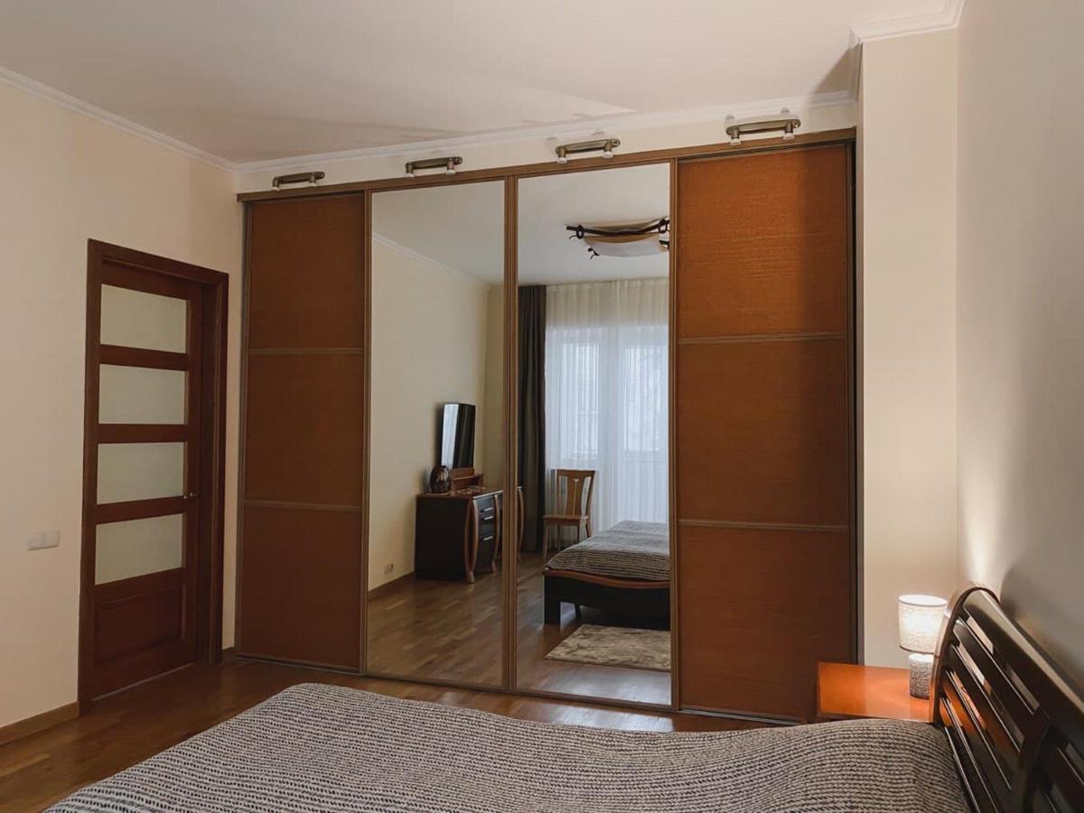 Family Apartment Near The University Chernivtsi Exterior foto