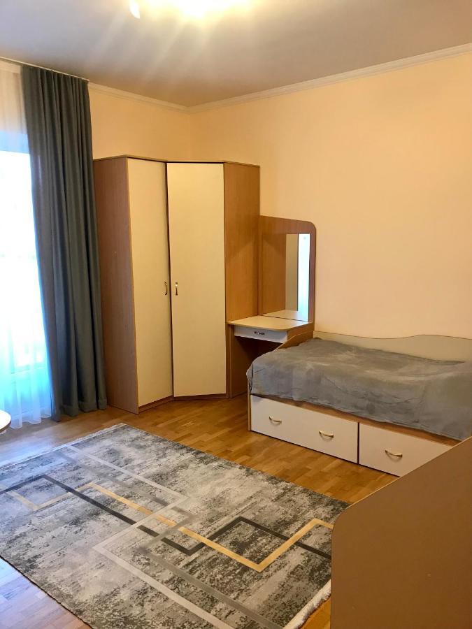 Family Apartment Near The University Chernivtsi Exterior foto