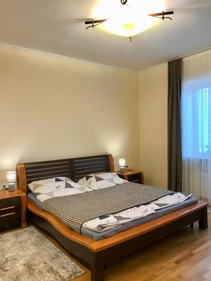 Family Apartment Near The University Chernivtsi Exterior foto