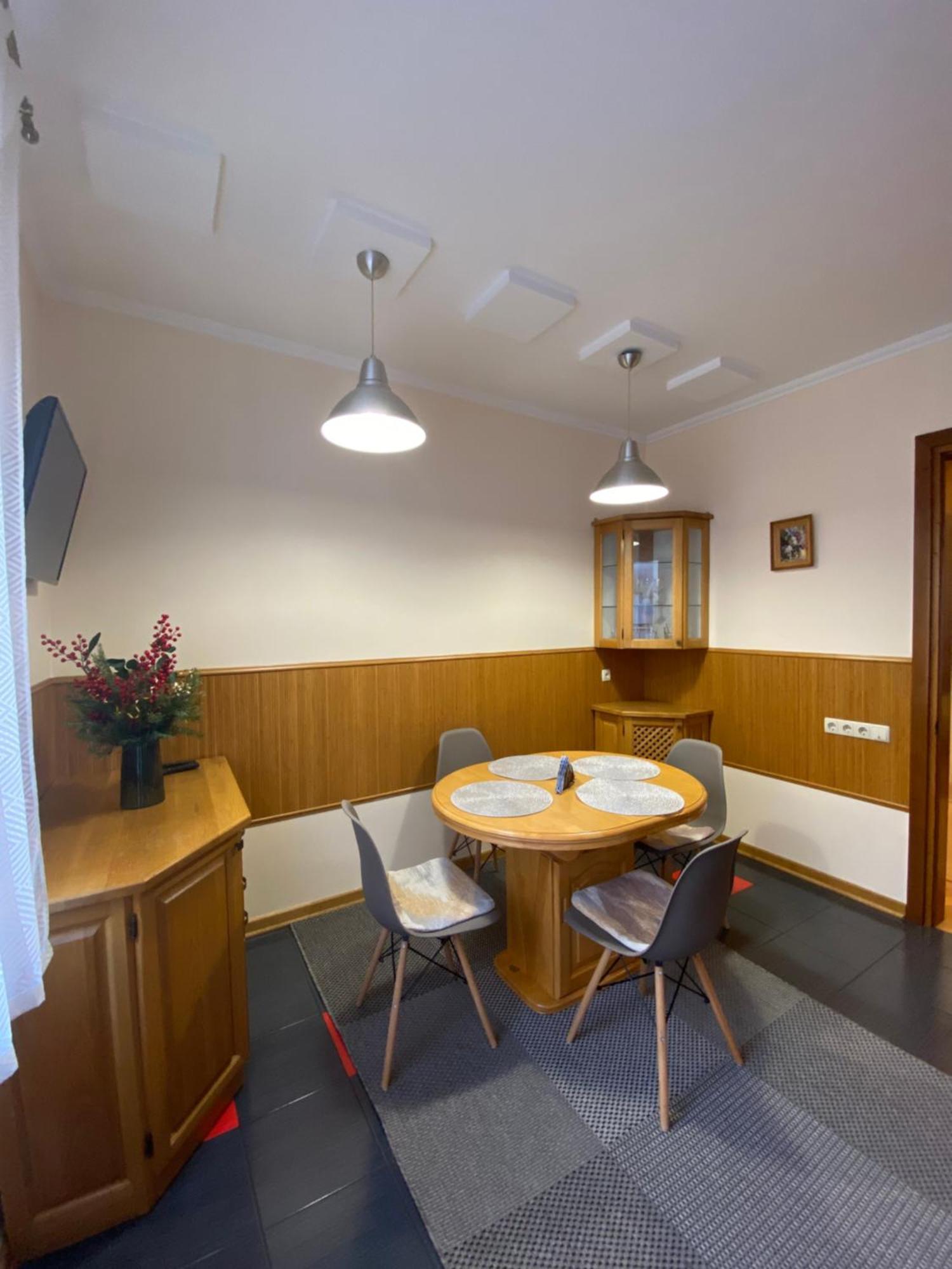 Family Apartment Near The University Chernivtsi Exterior foto
