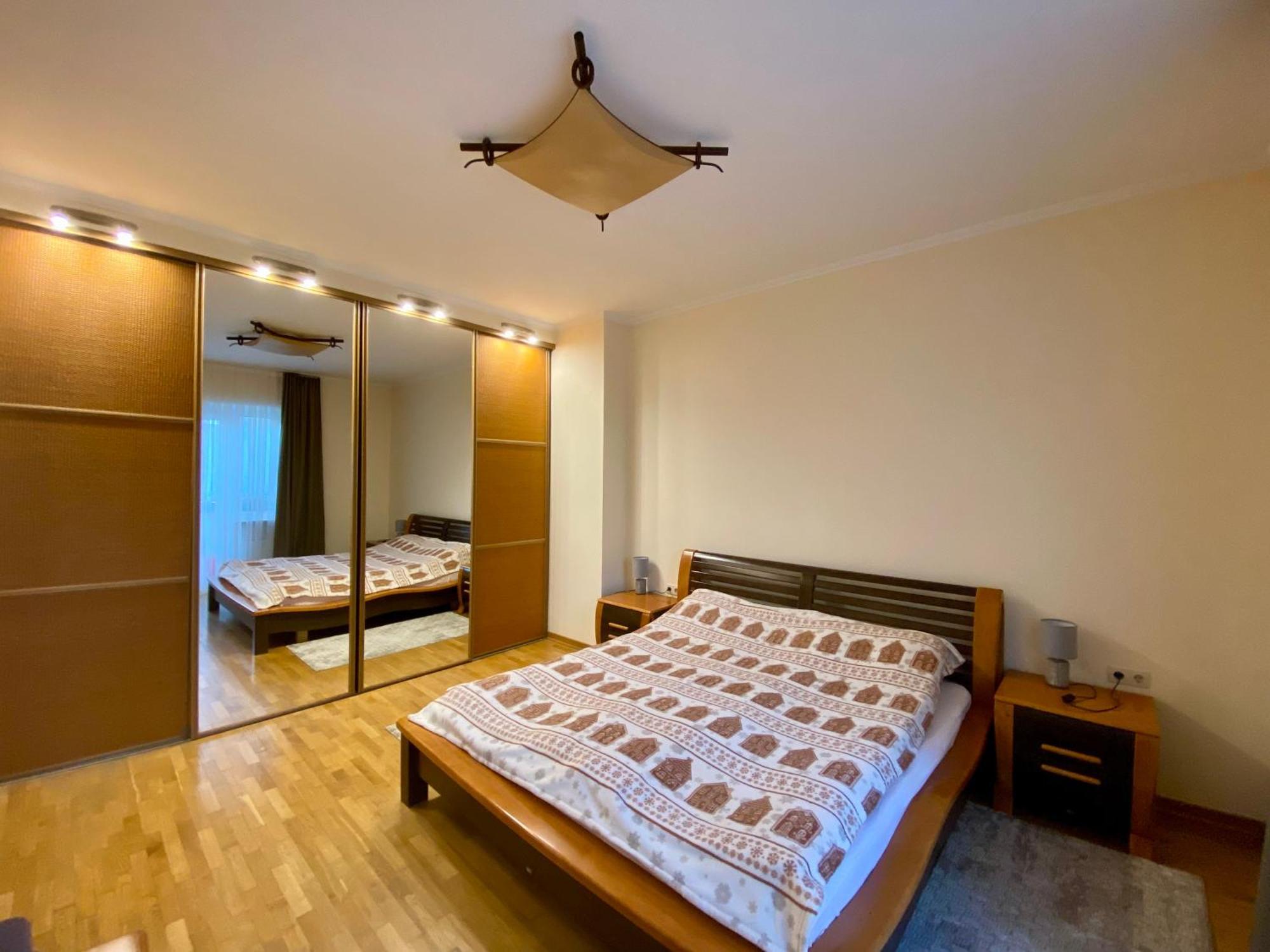 Family Apartment Near The University Chernivtsi Exterior foto